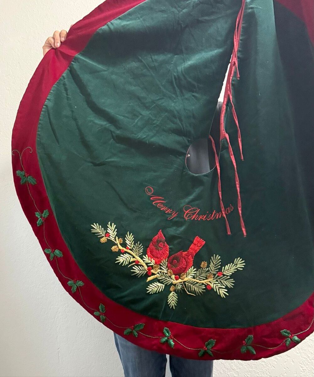 Northlight 48" Dark Green  Red Robin  Velveteen Christmas Tree Skirt